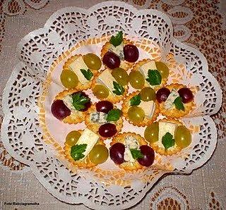 Camembert i Roquefort na krakersach z winogronami