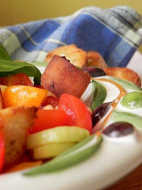 Panzanella sałatka z chlebem i warzywami
