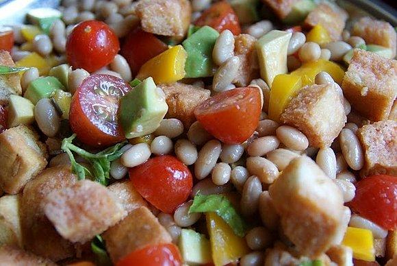 Panzanella - włoska sałatka z pomidorami i bułką lautą