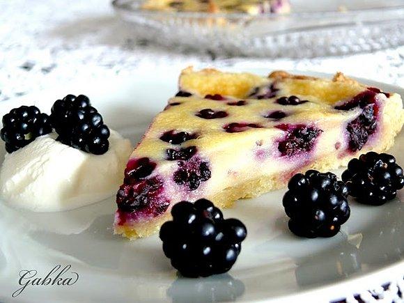 Tarta z jeżynami i białą czekoladą