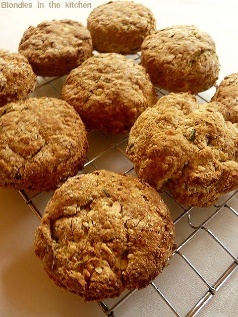 Razowe scones z fetą i szczypiorkiem