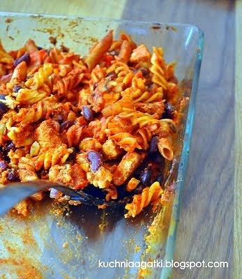 Pomidorowa zapiekanka makaronowa z kurczakiem i pesto