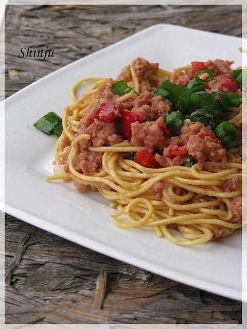 Noodle z czerwoną papryką, mięsem mielonym i dymką