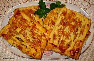 Ciasto francuskie z gotowanym kurczakiem