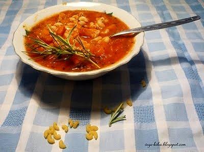 Pomidorowa zupa z makaronem i cukinią