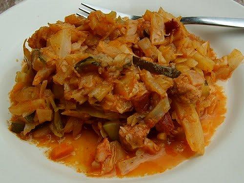 Bigos z młodej kapusty