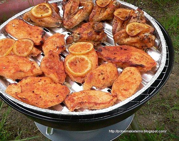 Grillowane skrzydełka i pierś kurczaka marynowane w cytrynkach