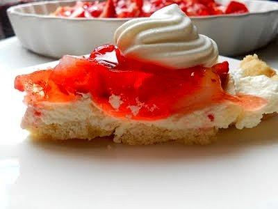 Tarta z kremem i truskawkami