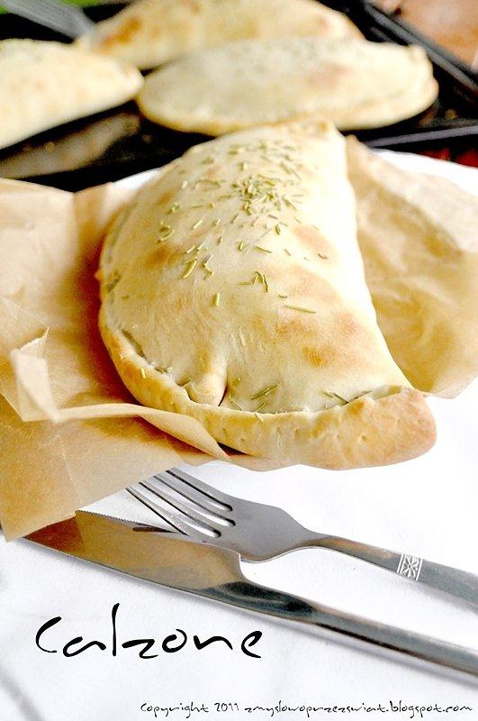 Calzone - włoski pieróg z ciasta drożdżowego z nadzieniem
