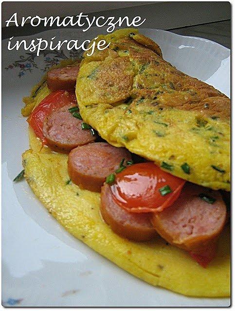 Omlet z kiełbasą i pomidorami