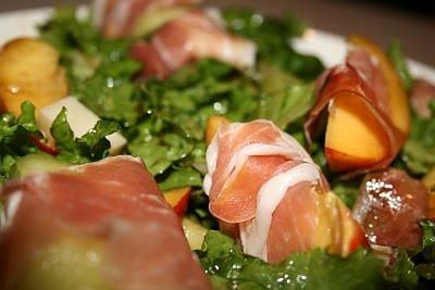 Salatka z brzoskwiniami, melonem i prosuto