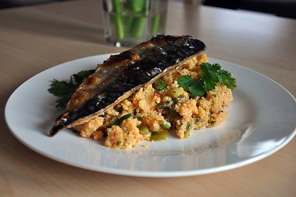 Grillowana makrela z kuskusem i harissa