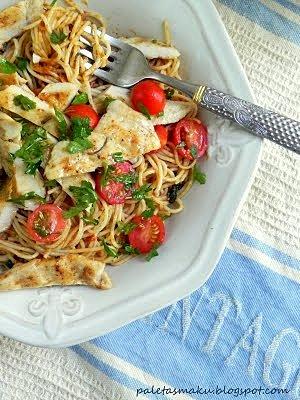 Anielski makaron z kurczakiem, pesto rosso i pomidorami