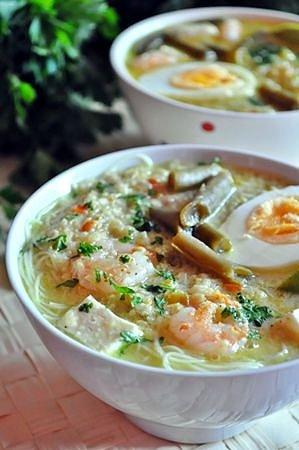 Kokosowa zupa curry z makaronem i krewetkami