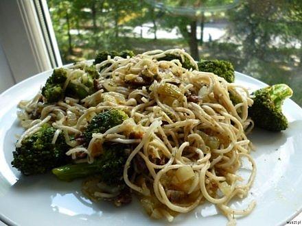 Chow mein z anchois i brokułem