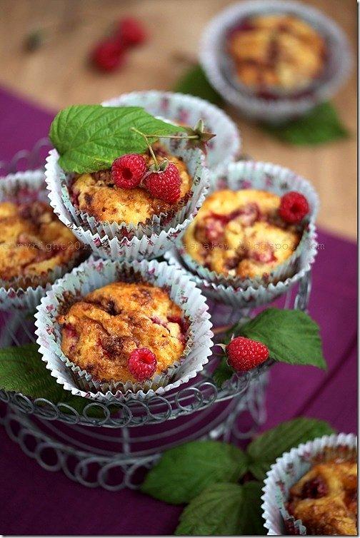 Maślane muffinki z malinami i białą czekoladą