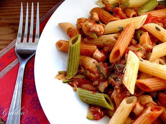 Rasta pasta - makaron w 3 kolorach z kurczakiem i warzywami