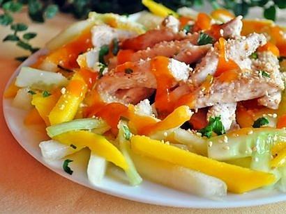 Sałatka z pieczonego kurczaka, melona i mango