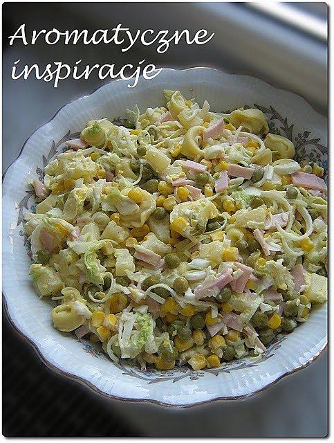 Sałatka z tortellini, porem, groszkiem i szynką