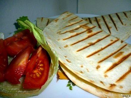 Śniadaniowa quesadilla z serem camembert i jalapeño