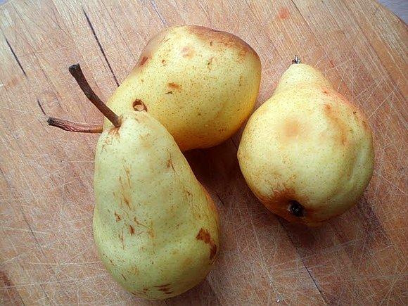 Gruszkowa tarta tatin z karmelem i kruche ciasto