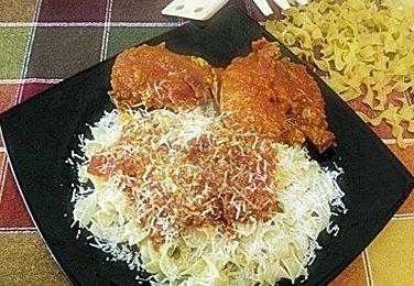 Nietrzeźwy kogut z makaronem wstążki