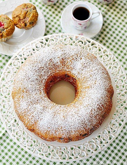 Babka z malinami, skórką pomarańczową i rumem