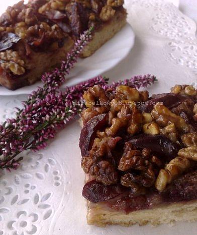 Drożdżowe ciasto ze śliwkami i orzechami w karmelu