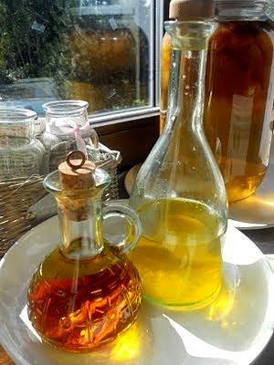 Oliwy smakowe czosnkowa - prosty przepis na aromatyczne oliwy