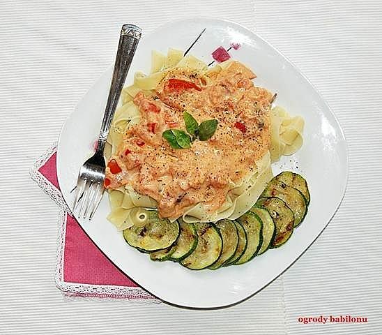 Pappardelle z sosem serowym, pomidorami i grillowaną cukinią