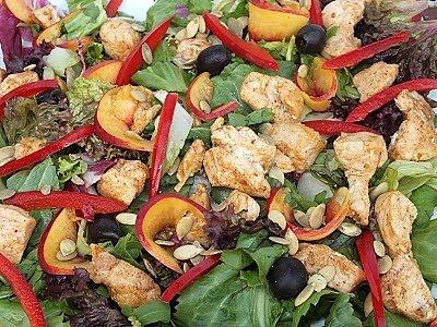 Sałatka z kurczakiem i sosem curry