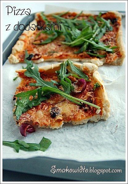 Pizza z boczkiem oliwkami i rukolą