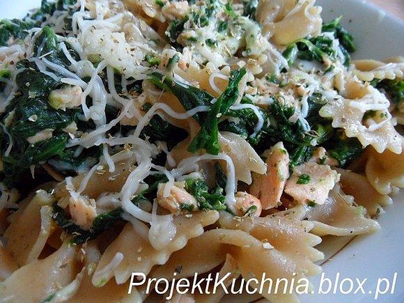 Pełnoziarniste kokardki ze szpinakiem i łososiem
