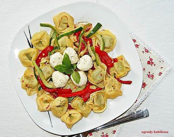 Tortellini z cukinią i pieczoną papryką