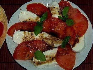 Sałatka caprese z pomidorami i mozzarellą
