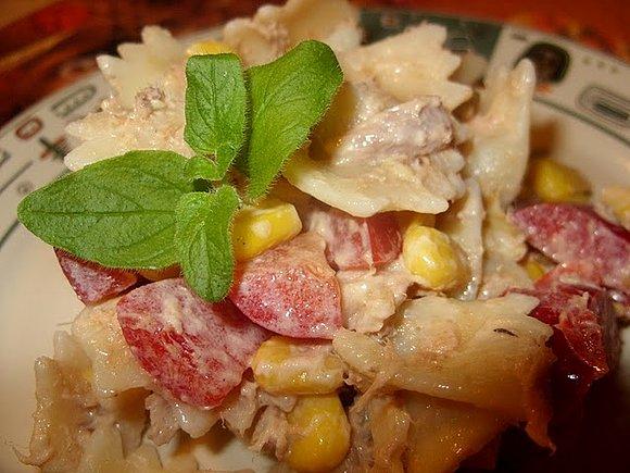 Sałatka z makaronem i papryką