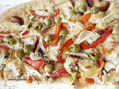 Dwie pizze z pomidorami i pieczonym indykiem