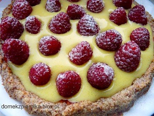 Tarta malinowa na migdałowym spodzie