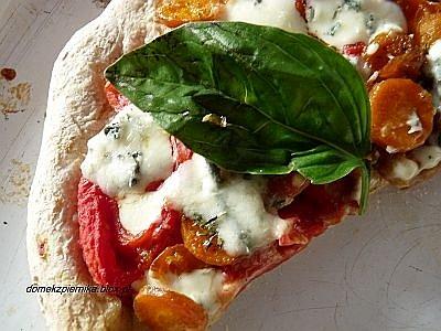 Razowa pizza z pomidorami i marchewką