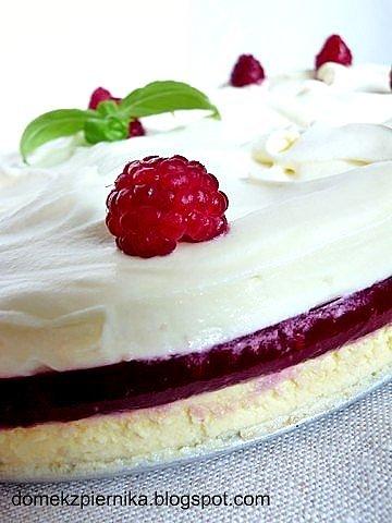Tort sernikowy z malinami i białą czekoladą