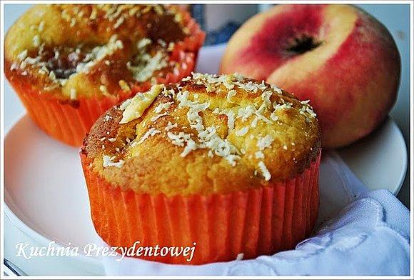 Muffinki z brzoskwiniami i białą czekoladą