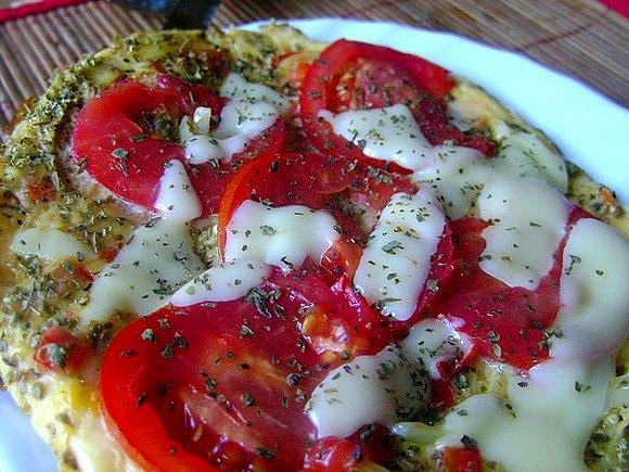 Omlet z pomidorami i bazylią