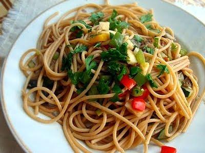 Warzywne spaghetti pełnoziarniste na bulionie