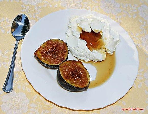 Karmelizowane figi z mascarpone i syropem klonowym