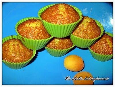 Kokosowe muffiny z brzoskwiniami