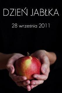 Jabłko w sałatce z wędzonej ryby