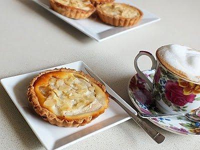 Migdałowe tartaletki z gruszkami w kremie waniliowym