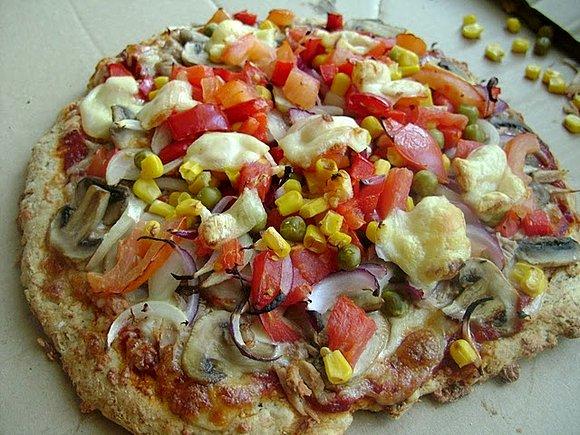 Pizza pełnoziarnista na bogato