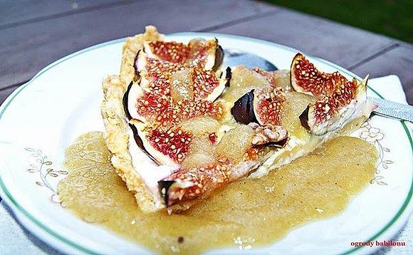 Tarta figowa z sosem gruszkowym i orzechami w miodowej glazurze