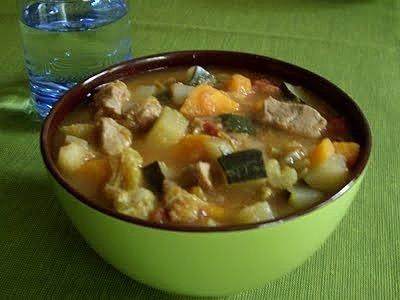 Meksykański gulasz z wieprzowiny, warzyw i owoców